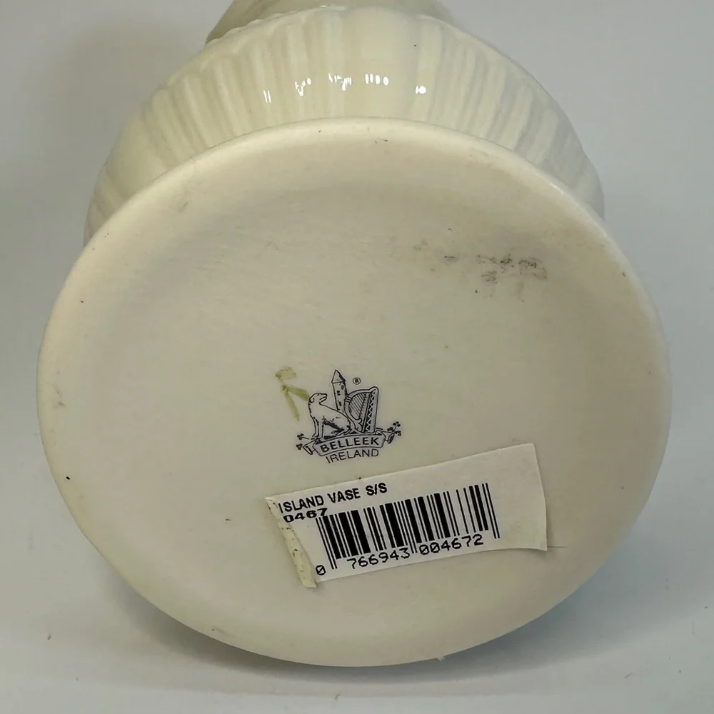 BELEEK Ireland Beautiful Irish‎ Shamrocks Porcelain Fluted Top Table Vase